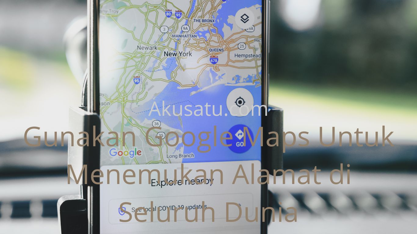  A screenshot of a Google Maps app on a smartphone showing a map of New York City with the search query 'Menggunakan Google Maps di HP untuk menemukan koordinat' superimposed on the image.